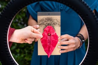 Origami-Modell einer Vulva: Ein origineller Kalender soll der Gesellschaft die Vielfalt zwischen den Beinen näherbringen.