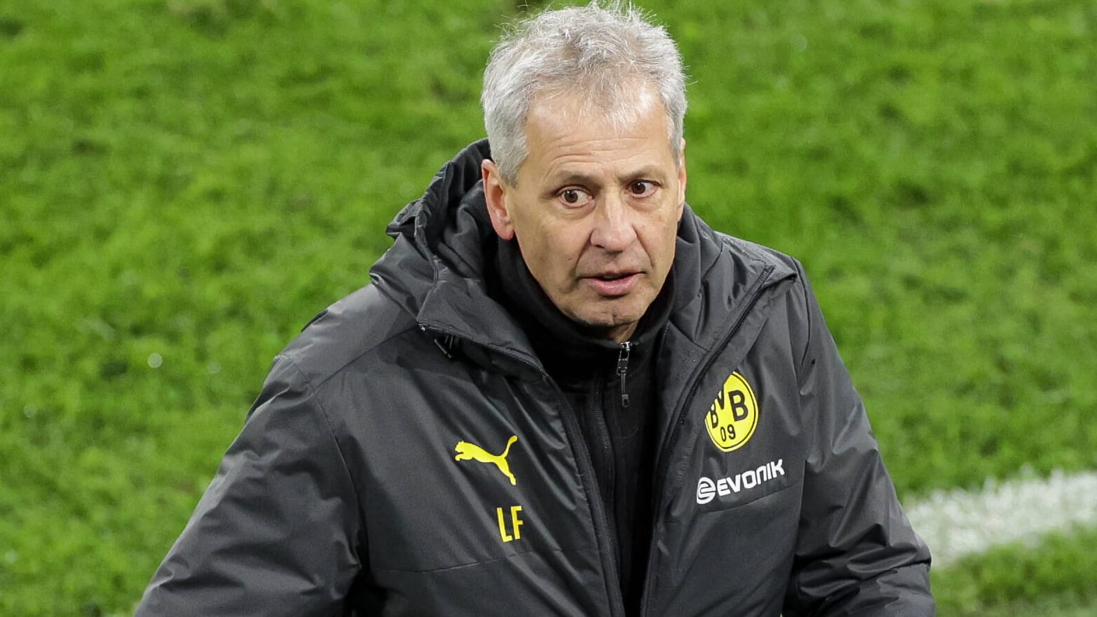 Lucien Favre: Der BVB-Trainer war über die Elfmeter-Entscheidung von Schiedsrichter Lahoz alles andere als glücklich.