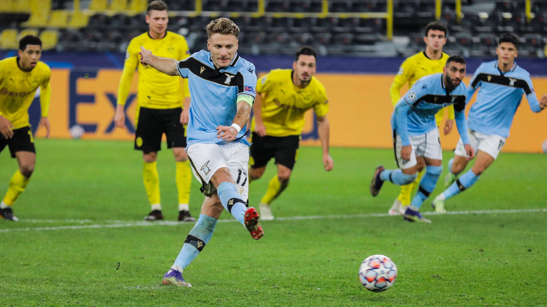 Ciro Immobile verwandelte den umstrittenen Elfmeter eiskalt.