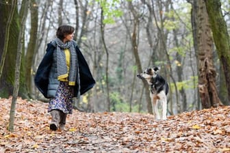 Kleiner Spaziergang: Julia Brendler mit ihrem Hund Istak im Park Schönholzer Heide in Niederschönhausen.
