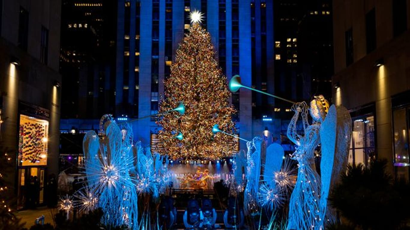 Der wohl bekannteste Weihnachtsbaum der Welt steht vor dem New Yorker Rockefeller Center.