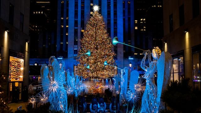 Der wohl bekannteste Weihnachtsbaum der Welt steht vor dem New Yorker Rockefeller Center.