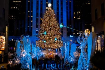 Der wohl bekannteste Weihnachtsbaum der Welt steht vor dem New Yorker Rockefeller Center.