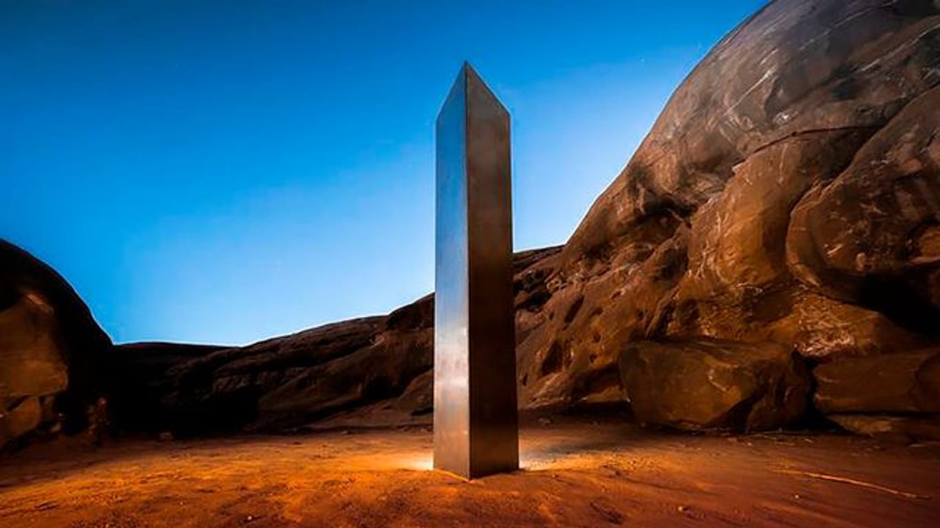 Ein Metall-Monolith, dreieckig, glänzend, fast vier Meter hoch, steht in einer Wüste im Bezirk San Juan im Südosten von Utah in den USA.