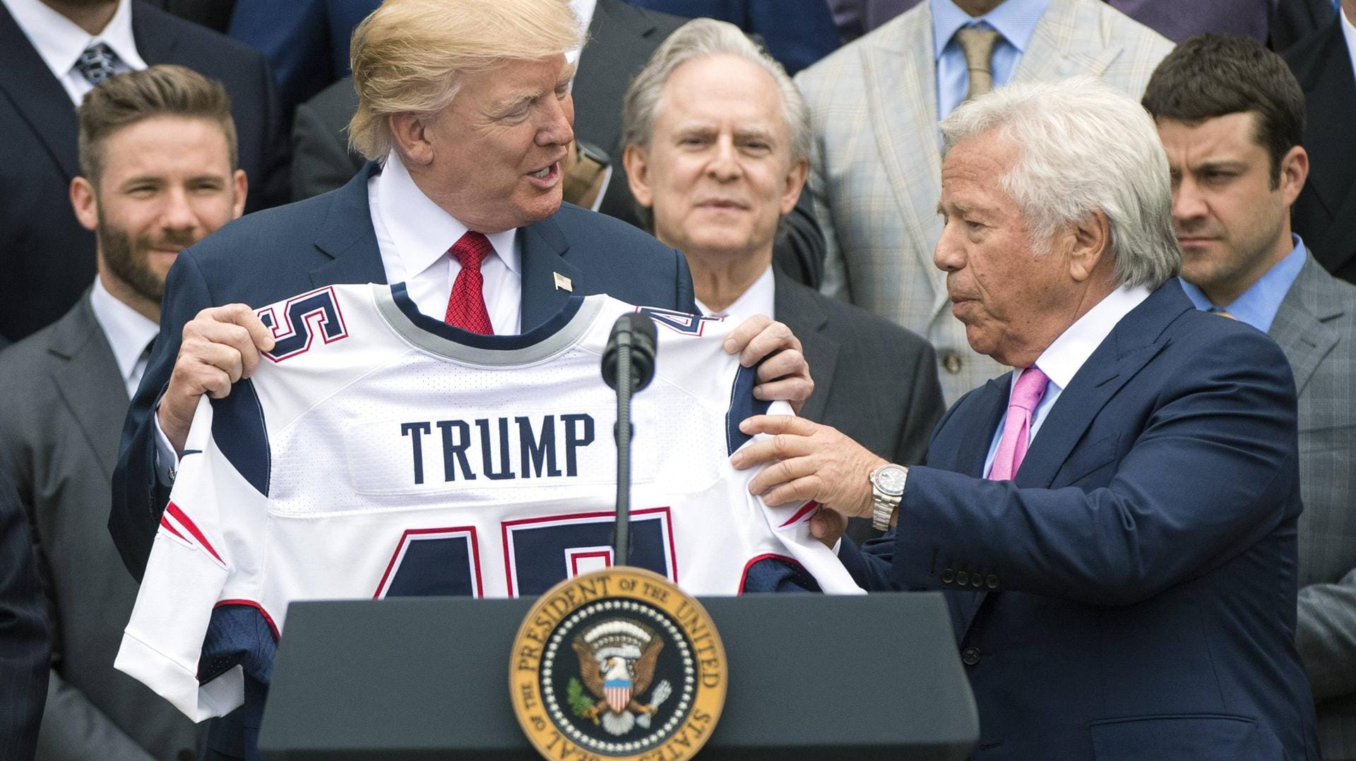 Donald Trump 2017 mit einem Trikot der New England Patriots: Der US-Präsident hat sich stets für das Stattfinden des Footballs ausgesprochen.