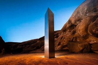 Metall-Monolith mitten in einer roten Felsenlandschaft: Im US-Bundesstaat Utah hat die Besatzung eines Hubschraubers die geheimnisvolle Säule gefunden.