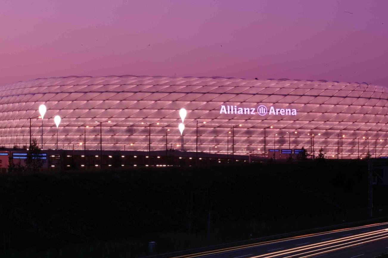 Allianz Arena (Symbolbild): Die Hülle des Bayern-Stadions kann in unterschiedlichen Farben leuchten.