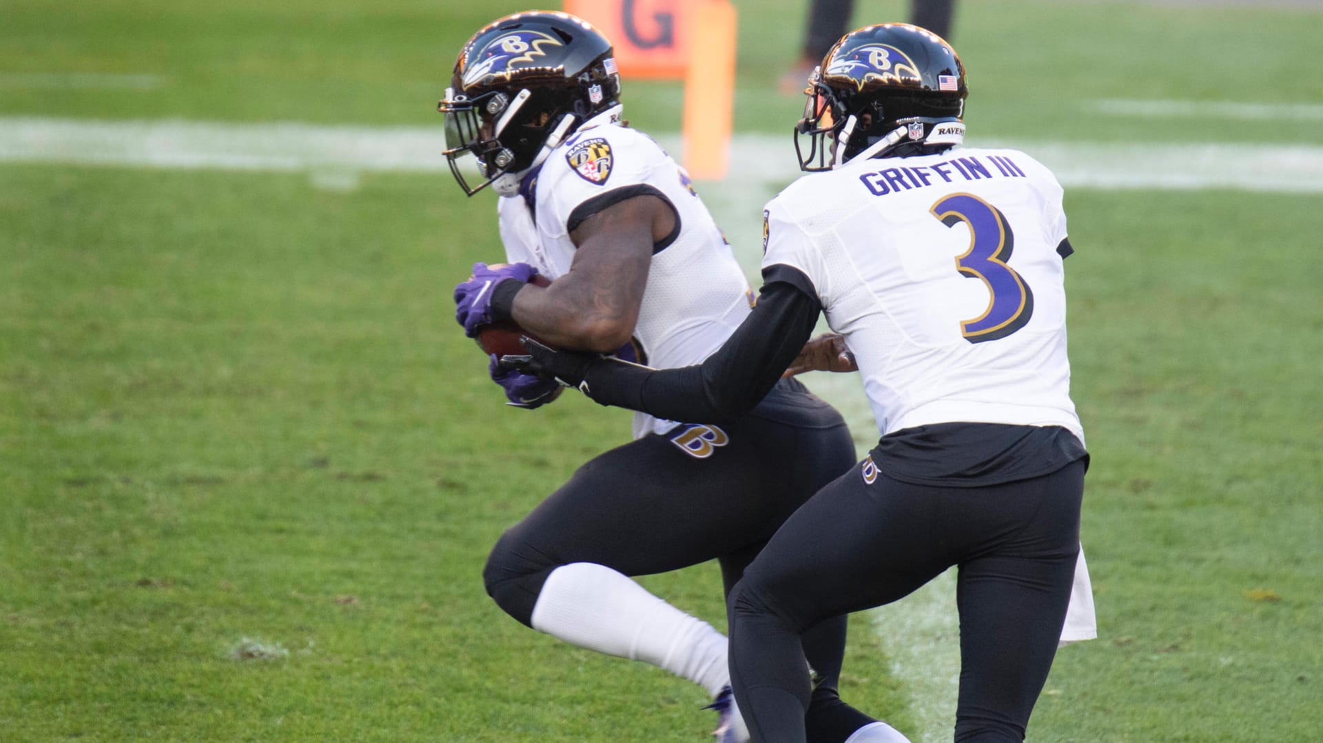 Gus Edwards (l.) war aus dem gewohnten Stamm der Runningbacks der einzige, der bereit war. Robert Griffin III. (r.) ersetzte Lamar Jackson.