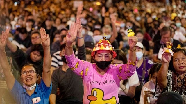 Die Demokratiebewegung in Thailand ist jung, bunt und kreativ - und hat seit kurzem einen äußerst niedlichen neuen Helden: eine gelbe Gummiente.