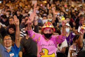 Die Demokratiebewegung in Thailand ist jung, bunt und kreativ - und hat seit kurzem einen äußerst niedlichen neuen Helden: eine gelbe Gummiente.