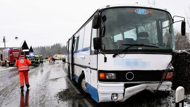 Mehrere Kinder sind bei einem Schulbus-Unfall in Oberbayern verletzt worden. Mehrere Kinder sind bei einem Schulbus-Unfall in Oberbayern verletzt worden.