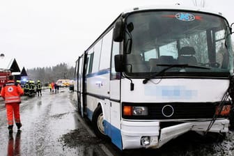Mehrere Kinder sind bei einem Schulbus-Unfall in Oberbayern verletzt worden.