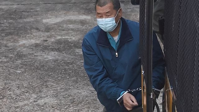 Jimmy Lai, Medienunternehmer, Herausgeber der Hongkonger Zeitung "Apple Daily" und pro-demokratischer Aktivist, in Handschellen. Jimmy Lai, Medienunternehmer, Herausgeber der Hongkonger Zeitung "Apple Daily" und pro-demokratischer Aktivist, in Handschellen.