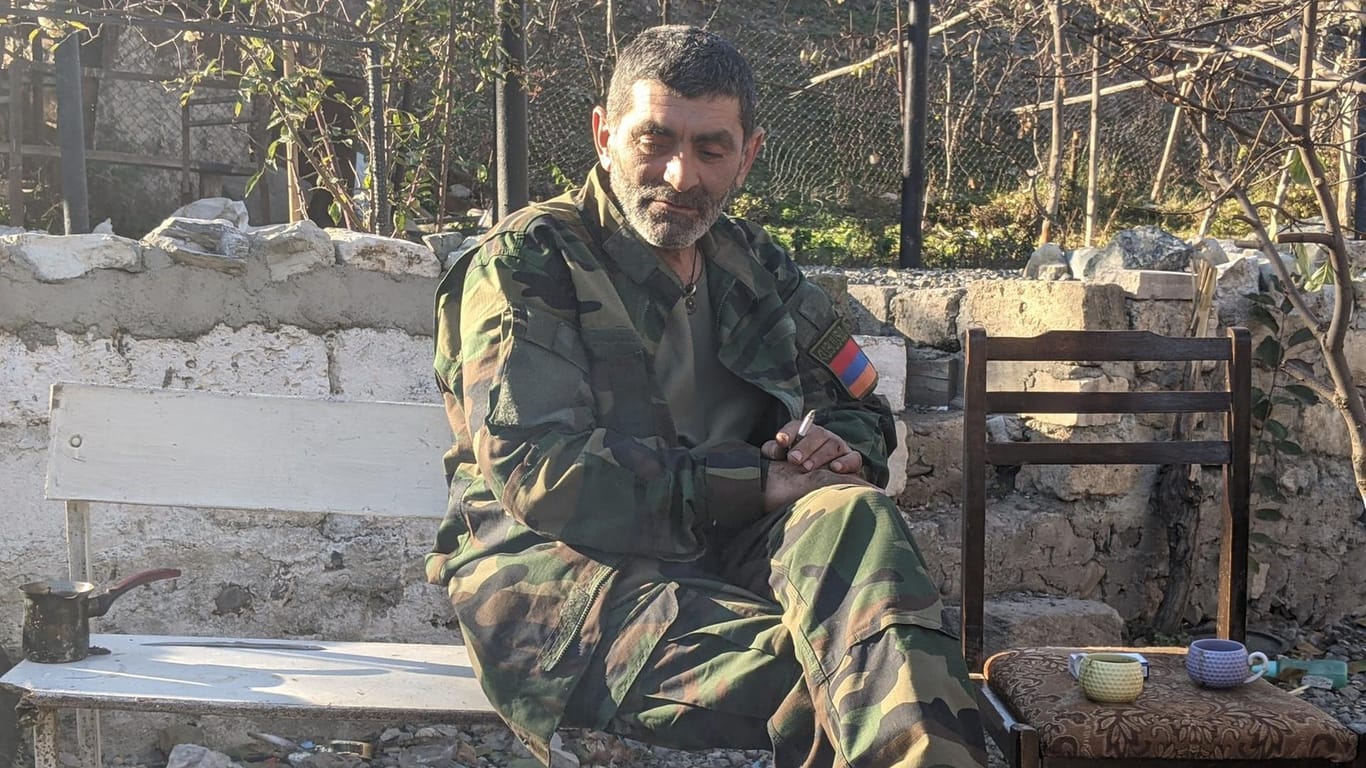 Ashot Sevyan war nicht bereit, seine Heimat zu verlassen. Bloß mit einem alten Gewehr bewaffnet wollte er ausharren, bis die aserbaidschanischen Soldaten kommen. Bis heute ist nicht klar, war aus ihm wurde.