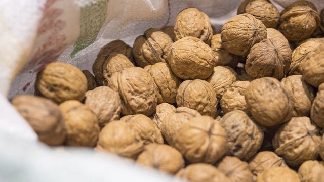 Nüsse: Walnüsse sollten im Stoffbeutel aufbewahrt werden. In Plastiktüten können sie leicht schimmeln.