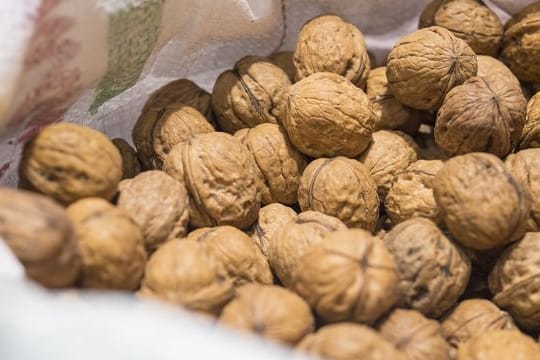 Nüsse: Walnüsse sollten im Stoffbeutel aufbewahrt werden. In Plastiktüten können sie leicht schimmeln.