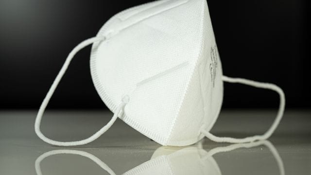 Laut WHO kann es sinnvoll sein, eine Maske auch in der eigenen Wohnung zu tragen - etwa wenn nicht gelüftet werden kann. Laut WHO kann es sinnvoll sein, eine Maske auch in der eigenen Wohnung zu tragen - etwa wenn nicht gelüftet werden kann.