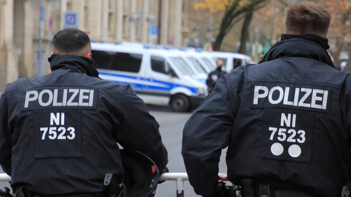 Polizei in Hannover (Symbolbild): An der S-Bahnstrecke der Stadt ist es zu einem Unglück gekommen.