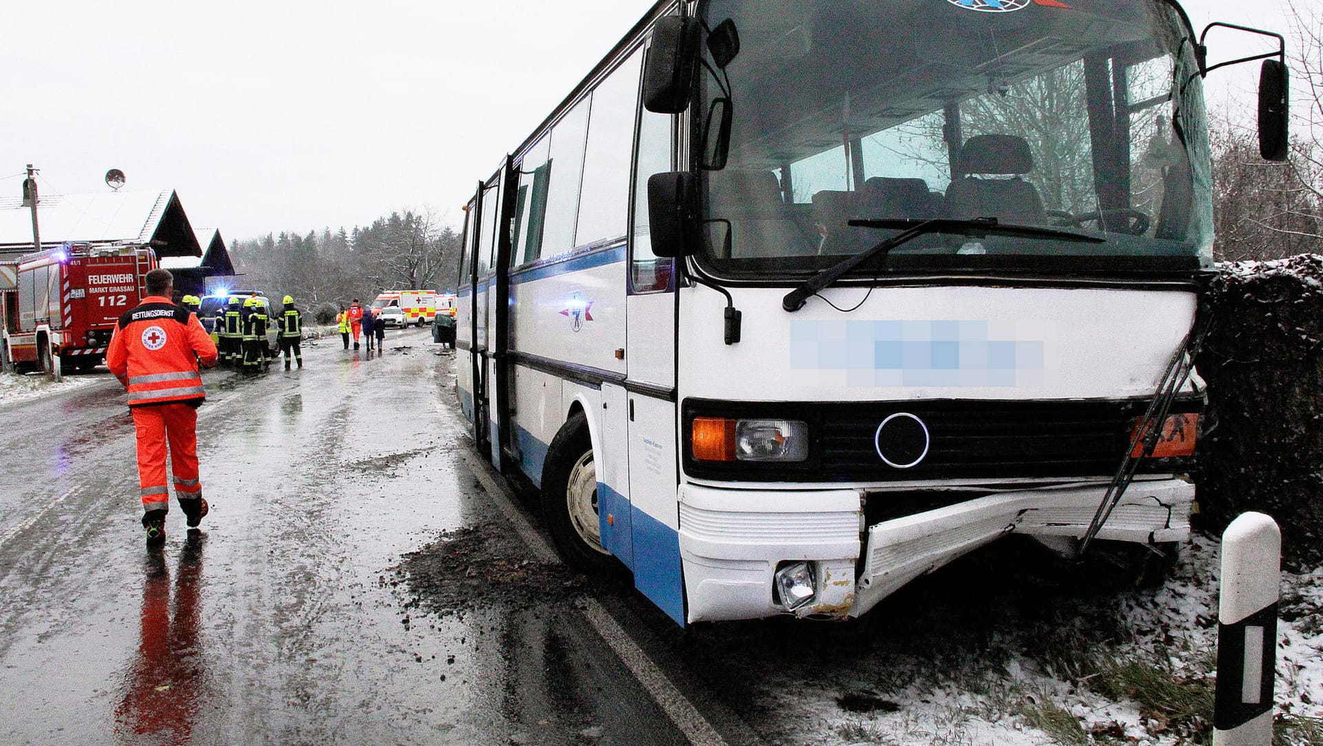 Ein beschädigter Schulbus steht an einer Unfallstelle: In den Unfall war eine 19-jährige Fahrerin mit ihrem Auto verwickelt, die schwer verletzt ins Krankenhaus kam. Ein beschädigter Schulbus steht an einer Unfallstelle: In den Unfall war eine 19-jährige Fahrerin mit ihrem Auto verwickelt, die schwer verletzt ins Krankenhaus kam.