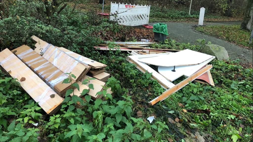 Der illegal entsorgte Müll in Essen: Die Polizei hat auf ein Video aus dem Netz reagiert, das angeblich den Einsatz zeigt. Der illegal entsorgte Müll in Essen: Die Polizei hat auf ein Video aus dem Netz reagiert, das angeblich den Einsatz zeigt.