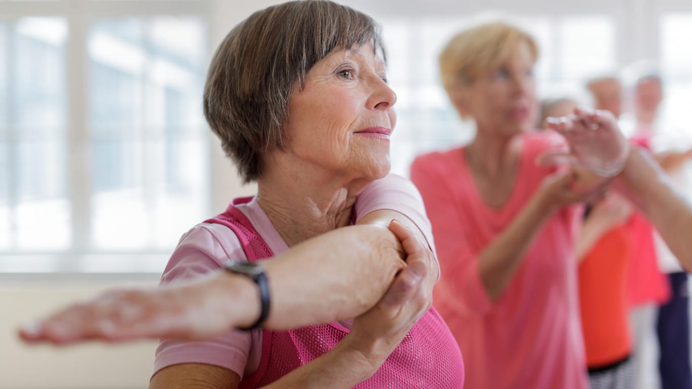 Eine Gruppe älterer Frauen bei der Gymnastik: Regelmäßiges Bewegungstraining aktiviert den Knochenstoffwechsel.