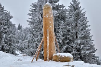 Phallus-Skulptur in den Allgäuer Alpen: Der Besitzer der gestohlenen Skulptur hat sich bislang nicht bei der Polizei gemeldet.