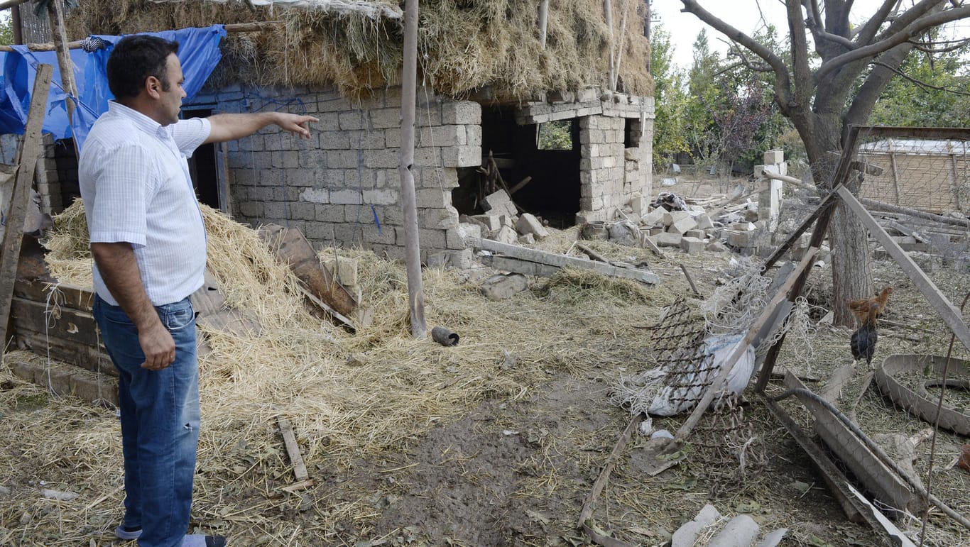 Ein Mann steht vor einer Ruine: Die Kämpfe um die Konfliktregion Bergkarabach haben mehr als 4.600 Menschen das Leben gekostet.