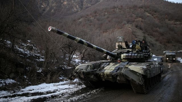 Ein aserbaidschanischer Panzer rollt über eine Straße, nachdem eine Region in Berg-Karabach in aserbaidschanische Kontrolle übergeben wurde. Ein aserbaidschanischer Panzer rollt über eine Straße, nachdem eine Region in Berg-Karabach in aserbaidschanische Kontrolle übergeben wurde.