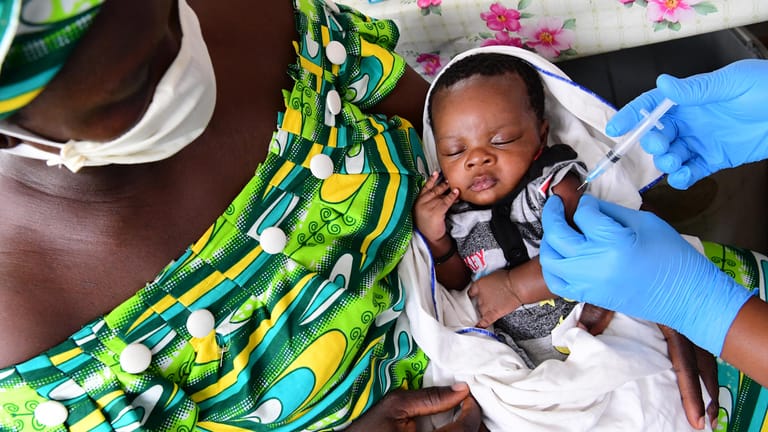 Impfung eines Babys in Abidjan, Elfenbeinküste: In Normalzeiten beschafft Unicef etwa 50 Prozent der Impfstoffe für Kinder weltweit.
