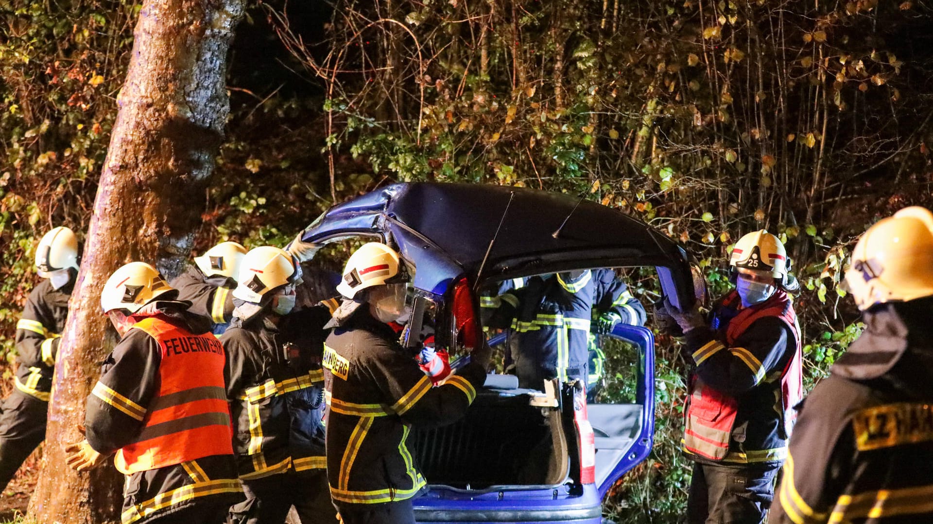 Feuerwehrleute schneiden ein Auto auf: Der Fahrer prallte in einer Kurve am frühen Morgen in einen Baum. Feuerwehrleute schneiden ein Auto auf: Der Fahrer prallte in einer Kurve am frühen Morgen in einen Baum.
