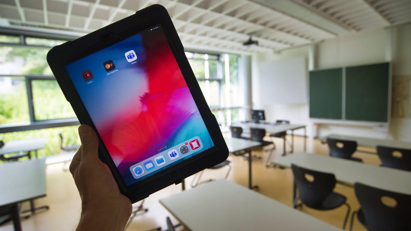 Ein iPad in einem leeren Klassenzimmer (Symbolbild): Für die digitale Ausstattung von Schulen investiert die Stadt Karlsruhe 4,65 Millionen Euro.