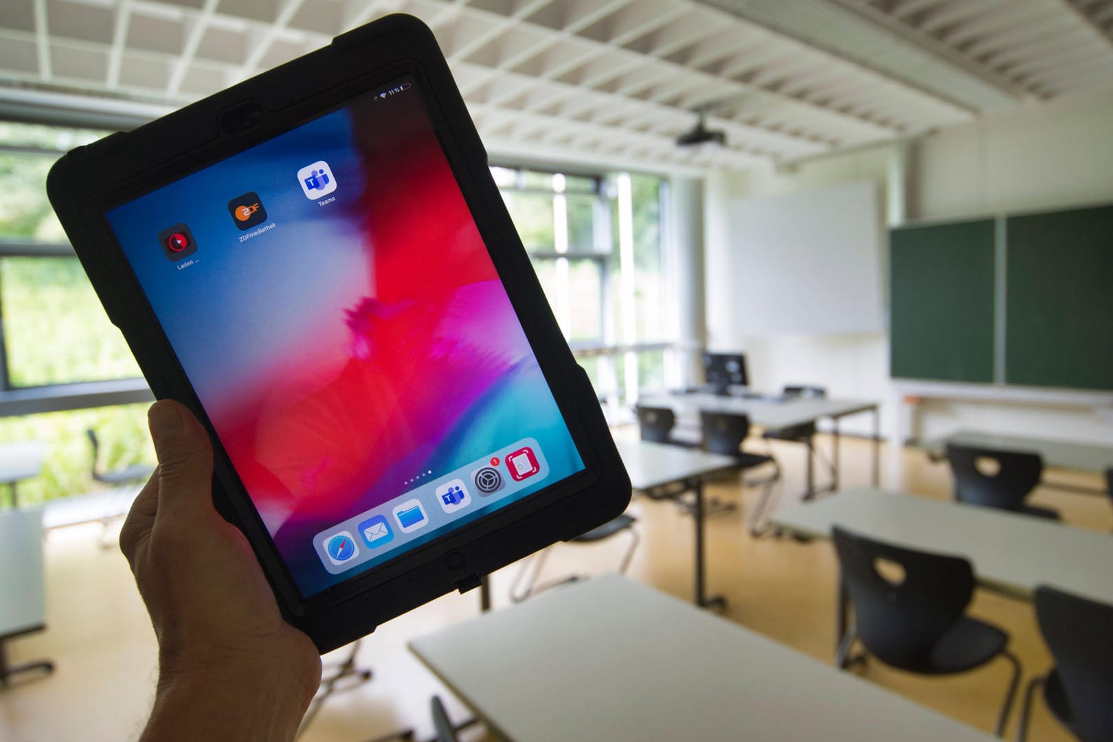 Ein iPad in einem leeren Klassenzimmer (Symbolbild): Für die digitale Ausstattung von Schulen investiert die Stadt Karlsruhe 4,65 Millionen Euro.