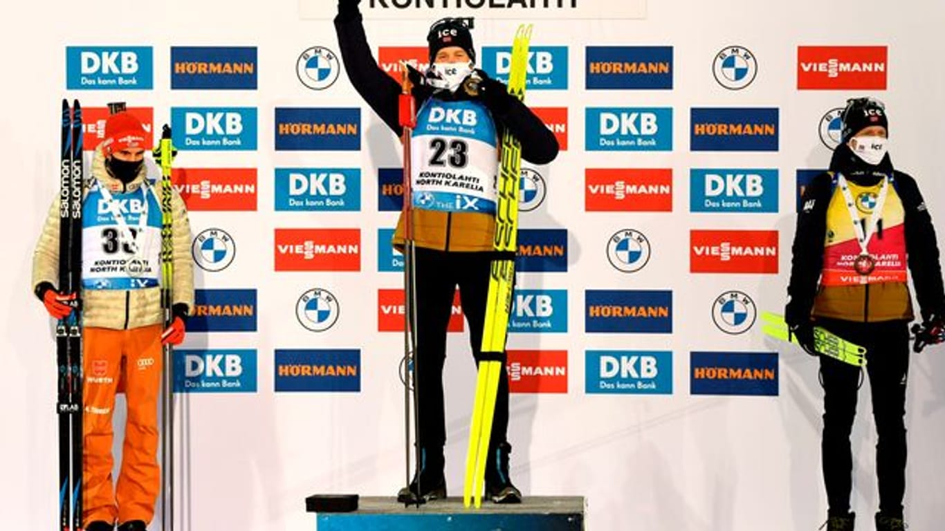 Arnd Peiffer (l) steht neben dem Sprint-Sieger Tarjei Bö auf dem Podest.