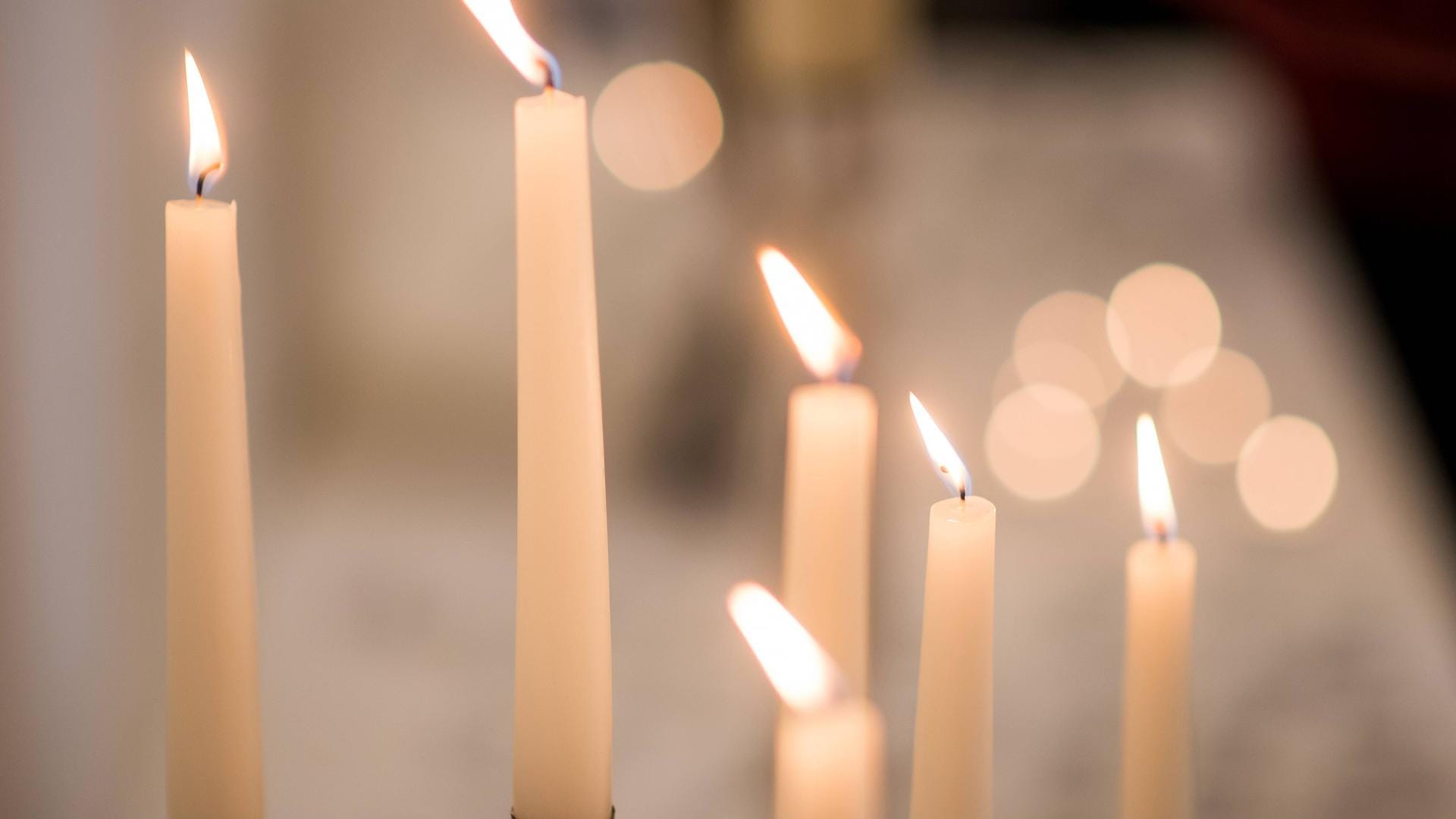 Kerzen zur Weihnachtszeit (Symbolbild): Um Bedürftigen zu Weihnachten eine Freude zu bereiten, braucht es nicht viele. Es gibt viele Angebote in der Stadt zum Spenden.