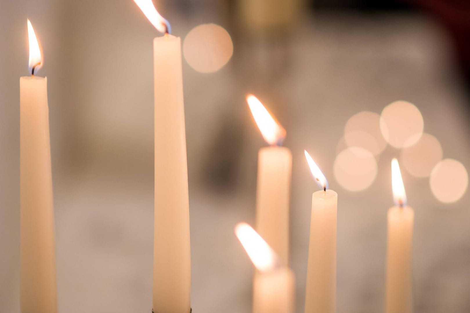 Kerzen zur Weihnachtszeit (Symbolbild): Um Bedürftigen zu Weihnachten eine Freude zu bereiten, braucht es nicht viele. Es gibt viele Angebote in der Stadt zum Spenden.