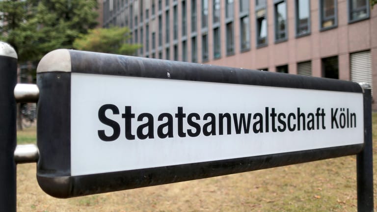 Ein Schild steht vor dem Sitz der Staatsanwaltschaft in Köln (Archivbild): Die Behörde ist in ganz NRW bei einer Razzia gegen Verdächtige vorgegangen, denen Straftaten im Zusammenhang mit Kinderpornografie vorgeworfen werden.