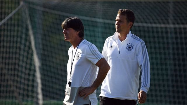 Der Mann hinter dem Bundestrainer: DFB-Direktor Oliver Bierhoff (r) hält Joachim Löw den Rücken frei. Der Mann hinter dem Bundestrainer: DFB-Direktor Oliver Bierhoff (r) hält Joachim Löw den Rücken frei.