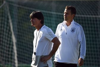 Der Mann hinter dem Bundestrainer: DFB-Direktor Oliver Bierhoff (r) hält Joachim Löw den Rücken frei.