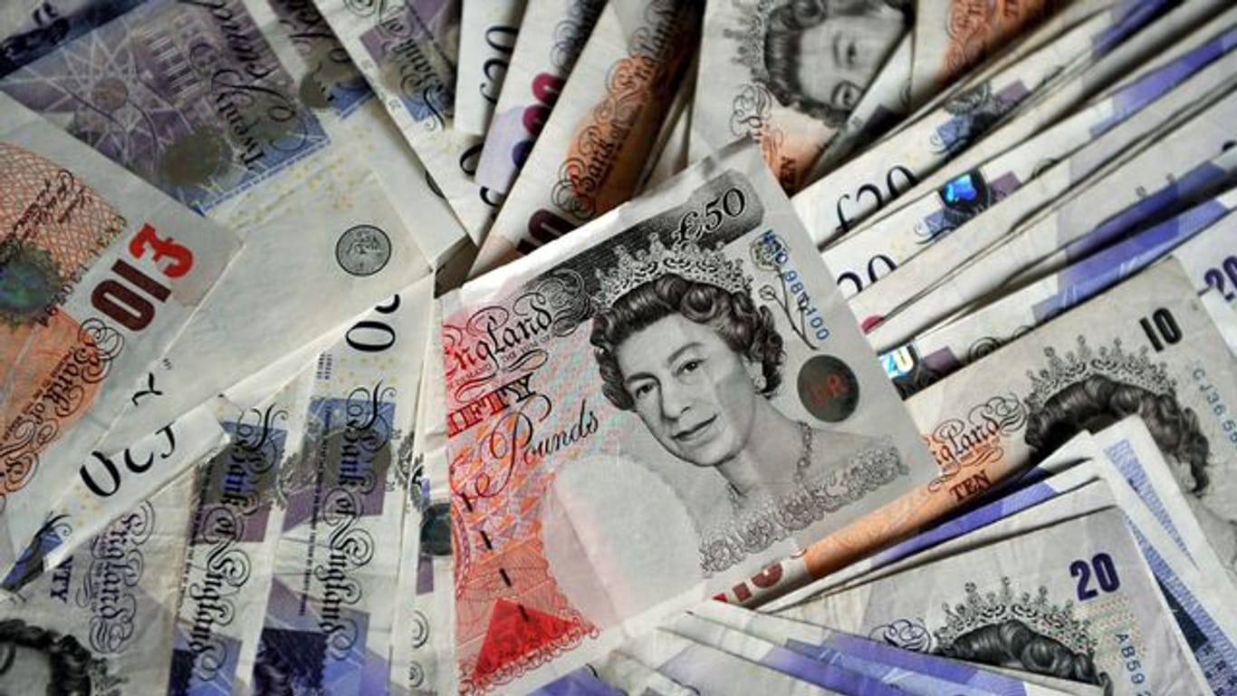 Die englischen Ligenverbände Premier und EFL haben sich auf ein Corona-Rettungspaket in Millionenhöhe geeinigt: Britische Pfundnoten.