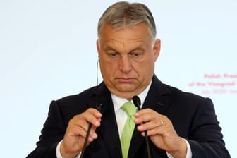 Viktor Orbán: Ungarns Ministerpräsident schadet der peinliche Skandal eines Vertrauten.