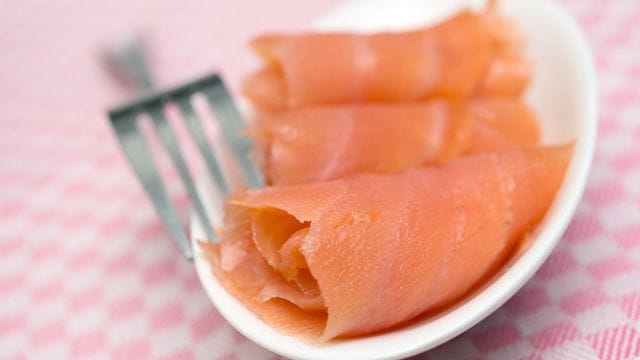 Vorsichtig sollte man sein, wenn das Verbrauchsdatum abgelaufen ist - selbst wenn der Lachs noch gut aussieht.