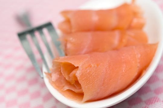 Vorsichtig sollte man sein, wenn das Verbrauchsdatum abgelaufen ist - selbst wenn der Lachs noch gut aussieht.