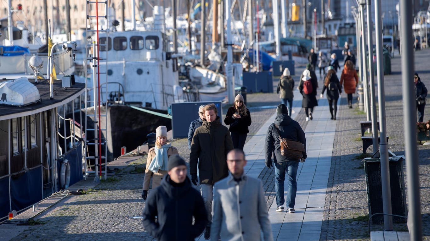 Passanten am Strandvägen in Stockholm: Die Regierung schließt wegen der hohen Zahl an Neuinfektionen die Gymnasien.