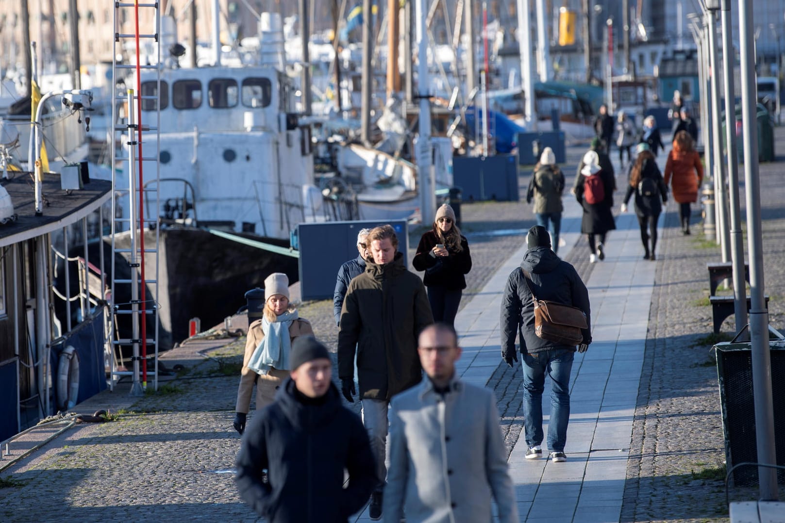 Passanten am Strandvägen in Stockholm: Die Regierung schließt wegen der hohen Zahl an Neuinfektionen die Gymnasien.