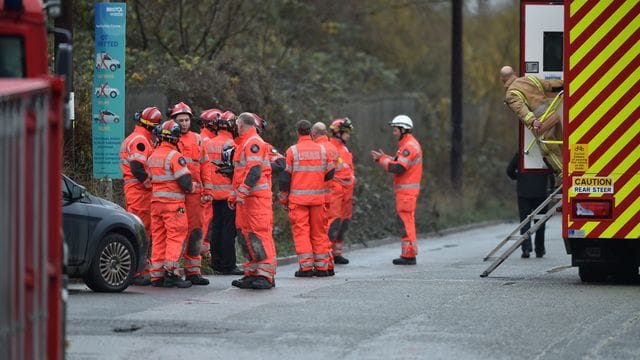 Feuerwehrleute stehen am Schauplatz nach einer große Explosion in einem Lagerhaus nahe Bristol. Feuerwehrleute stehen am Schauplatz nach einer große Explosion in einem Lagerhaus nahe Bristol.