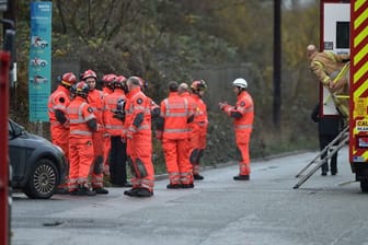 Feuerwehrleute stehen am Schauplatz nach einer große Explosion in einem Lagerhaus nahe Bristol.