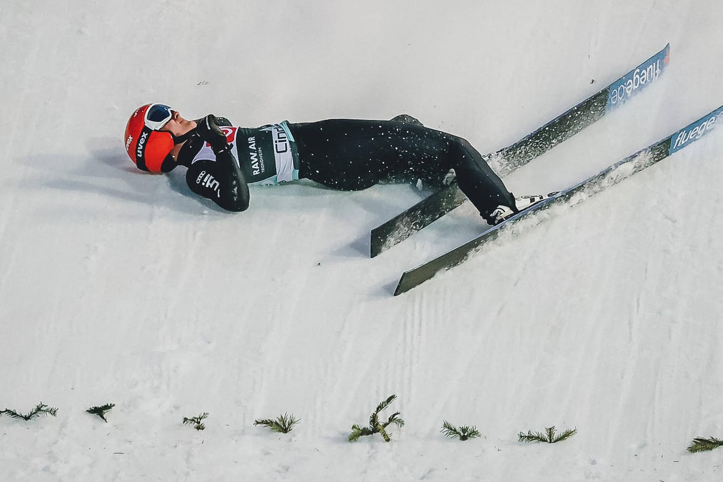 Die Skisprung-Schanze in Trondheim (Norwegen): Stephan Leyhe liegt nach seinem Sturz im Schnee.