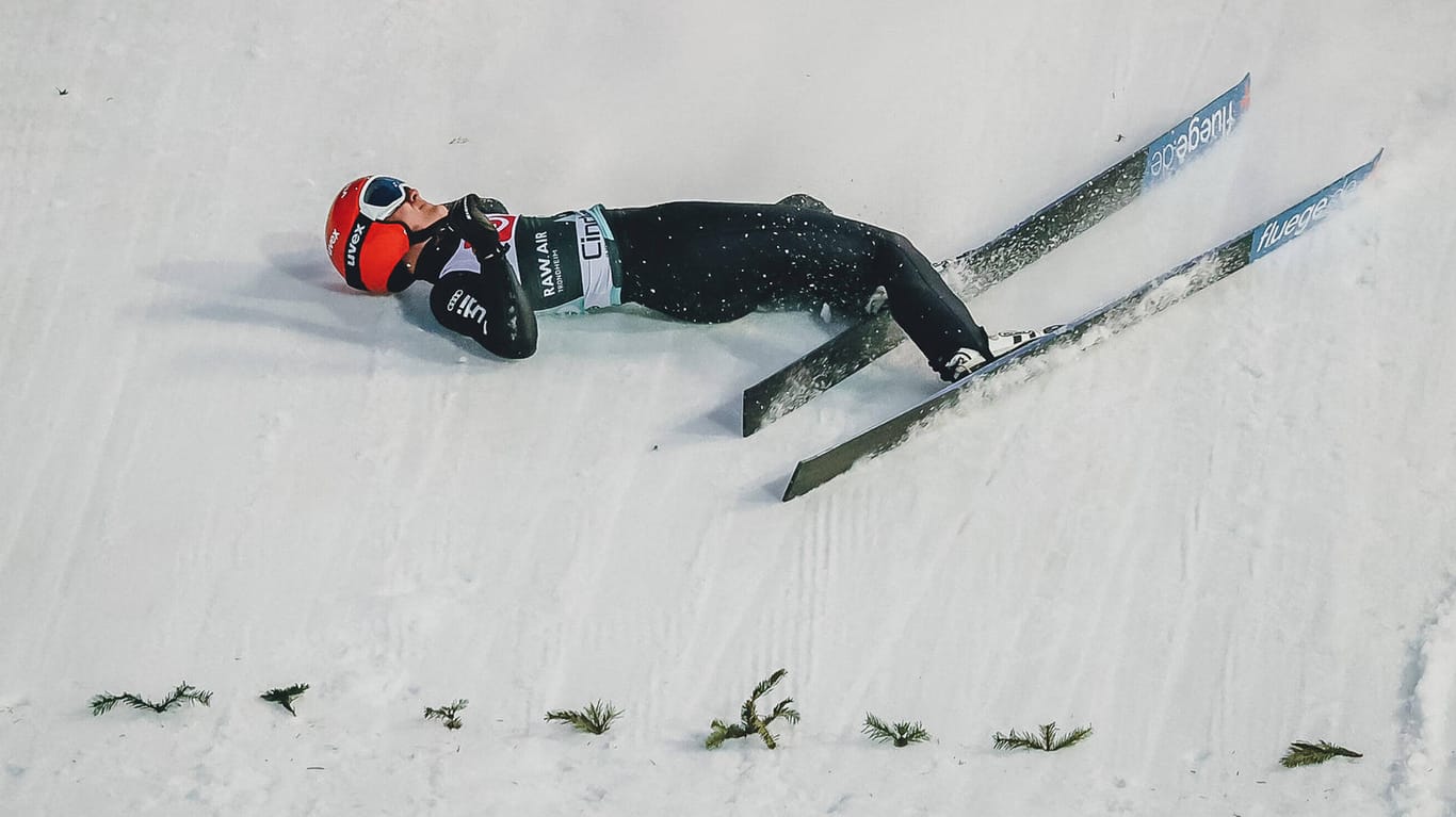 Die Skisprung-Schanze in Trondheim (Norwegen): Stephan Leyhe liegt nach seinem Sturz im Schnee.