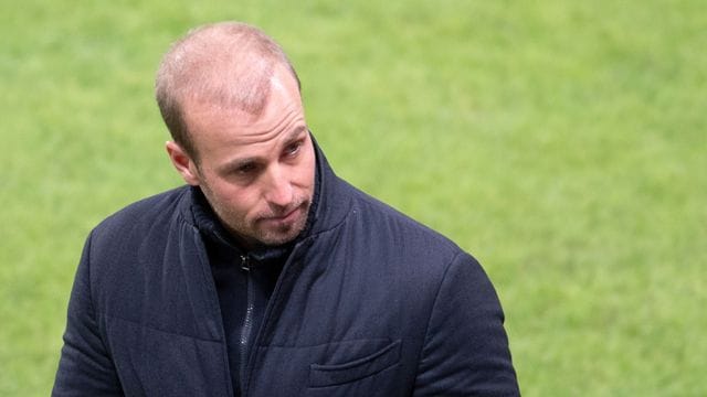 Muss gegen Roter Stern Belgrad den Ausfell vieler Stammspieler kompensieren: Hoffenheims Trainer Sebastian Hoeneß. Muss gegen Roter Stern Belgrad den Ausfell vieler Stammspieler kompensieren: Hoffenheims Trainer Sebastian Hoeneß.