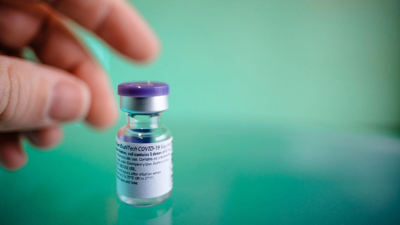Eine Ampulle mit dem Corona-Impfstoff von Biontech und Pfizer (Symbolbild): Die EMA wurde Opfer einer Hackerattacke.
